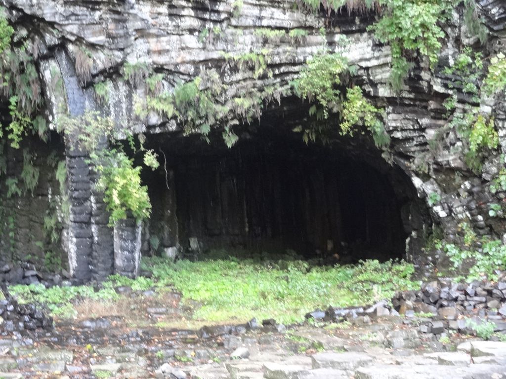 洞窟の穴