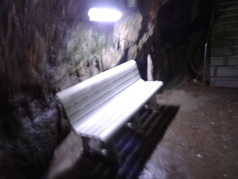 洞窟内のベンチ