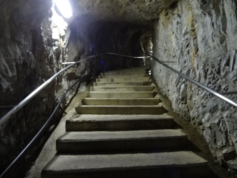 洞窟内の階段