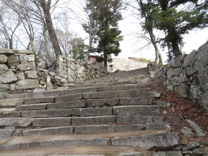 備中松山城の階段はまだまだ続きます