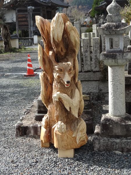 勝山のお寺にある木彫のきつね