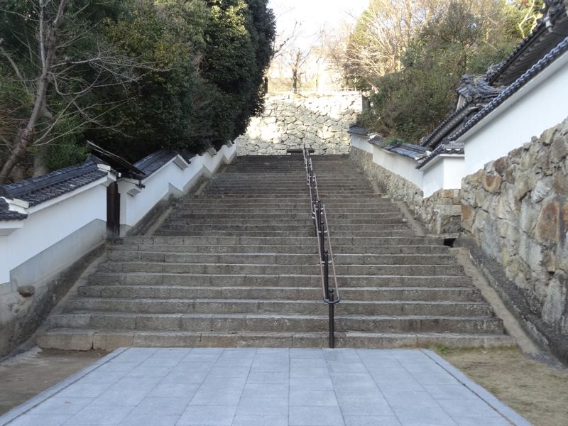 津山城へ向かう階段