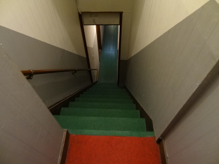 あなごのねどこの廊下と階段