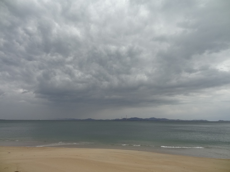 雨雲と篠島の前浜