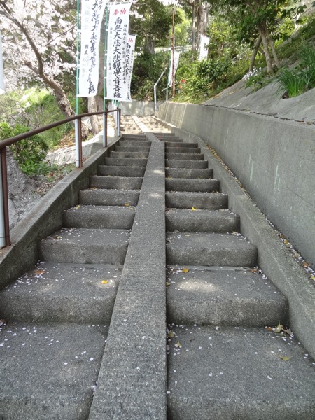 極楽寺へ続く階段を登る