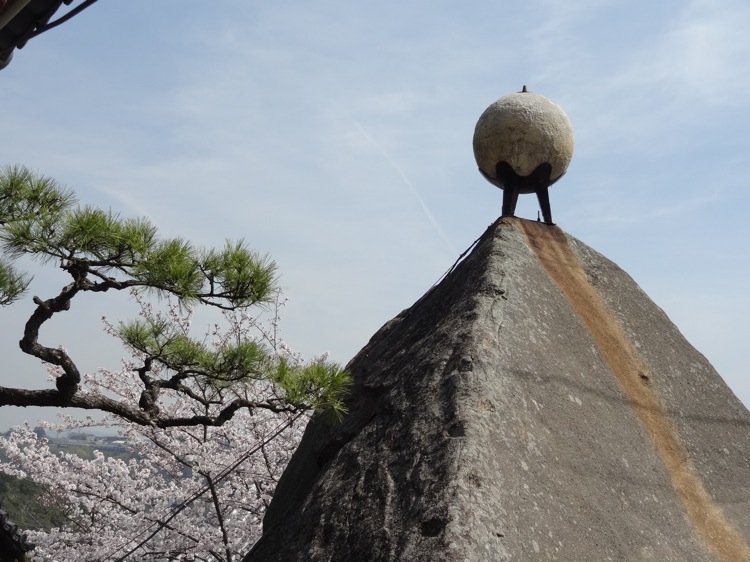 千光寺の大きな岩にあった丸い玉