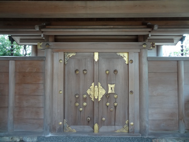 神明神社の本殿にある立派な扉