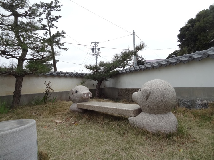 松寿寺にあるブタのベンチ
