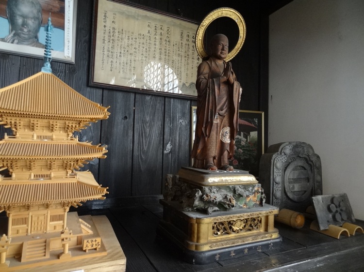 天寧寺にあった威厳ある銅像