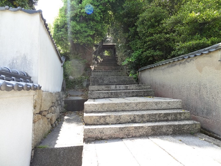 直島の八幡神社へ向かう道