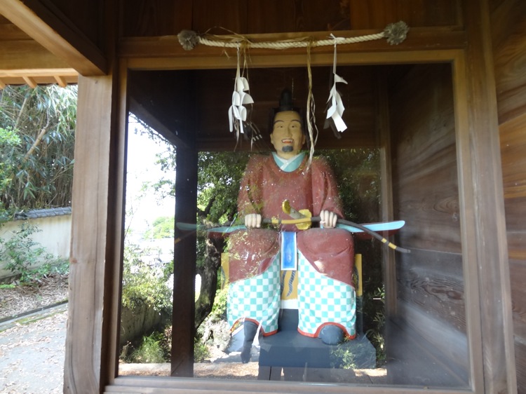 直島の八幡神社の入り口にいる侍