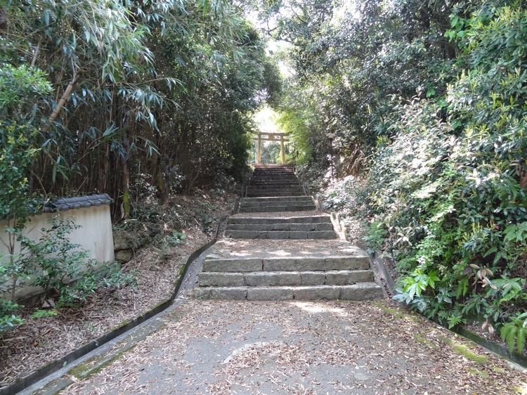 直島の八幡神社への道はまだまだ続きます