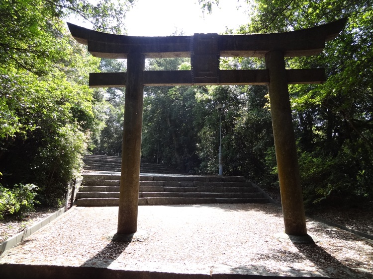 直島の八幡神社の鳥居 まだ道が続きます