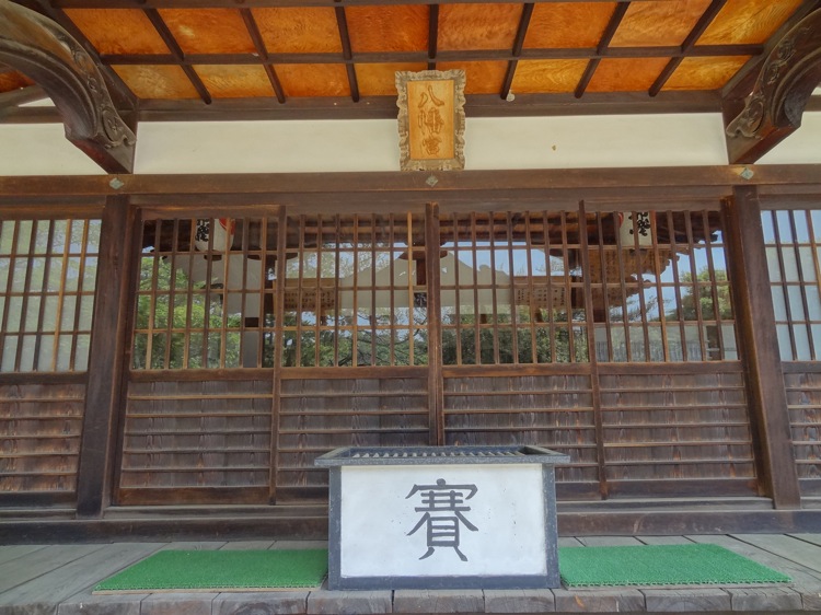 直島の八幡神社の本殿 賽銭箱
