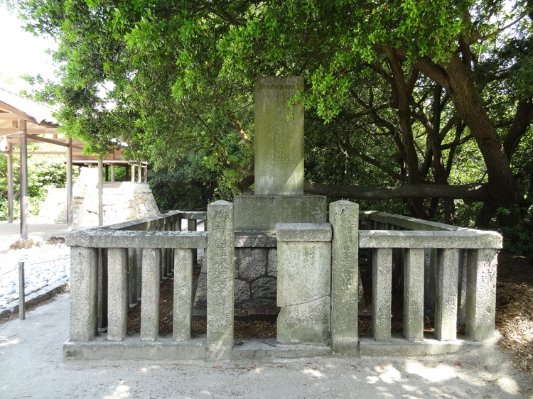 直島の護王神社にある石碑