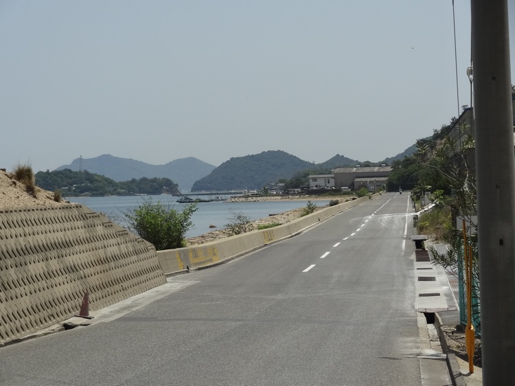 直島の工場地帯から見る海沿いの道