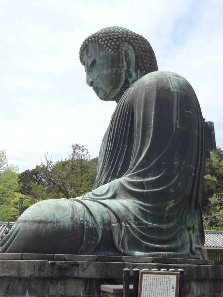 真横から見る鎌倉大仏