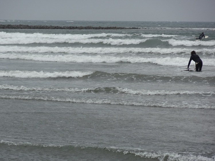 材木座海岸にいい波がきています