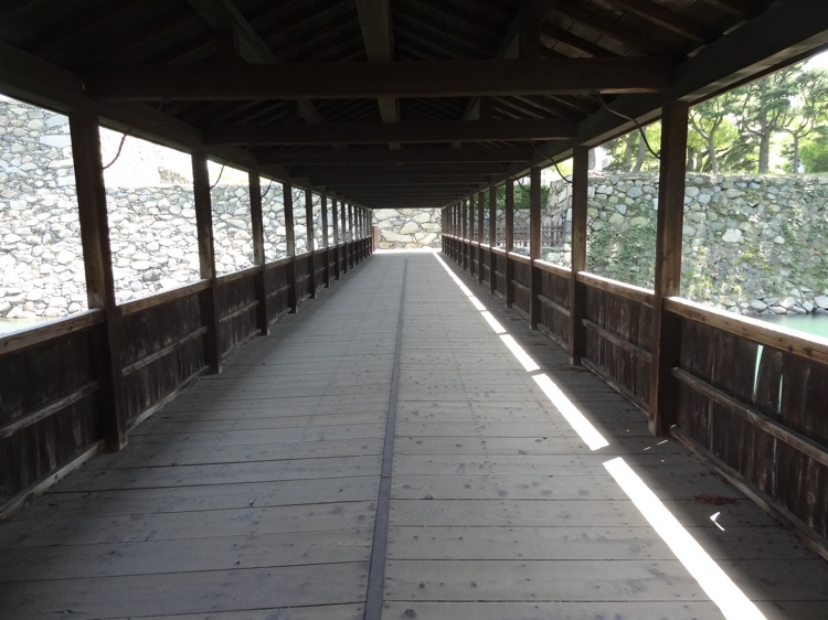 高松城跡の鞘橋を渡る