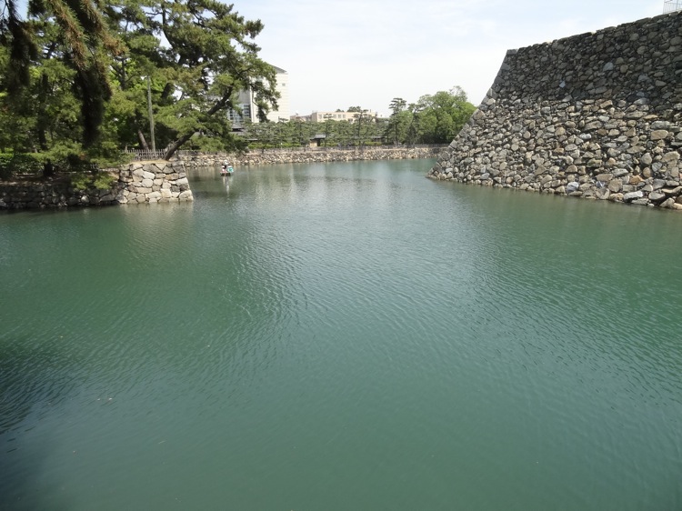 高松城跡の鞘橋から見る池