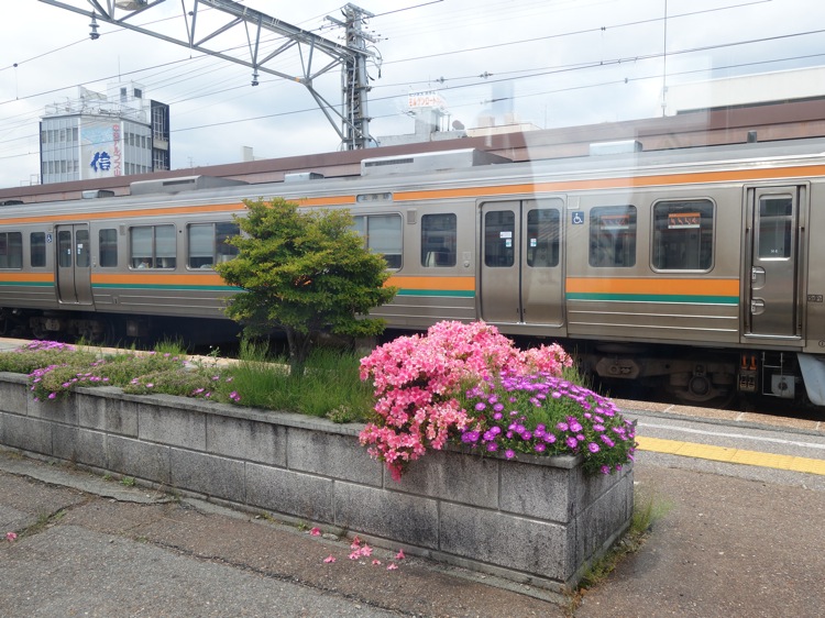 駒ヶ根駅で上諏訪ゆきの電車とすれ違う