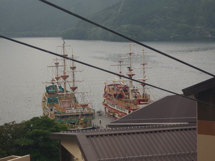 箱根ロープウェイから箱根海賊船が見える