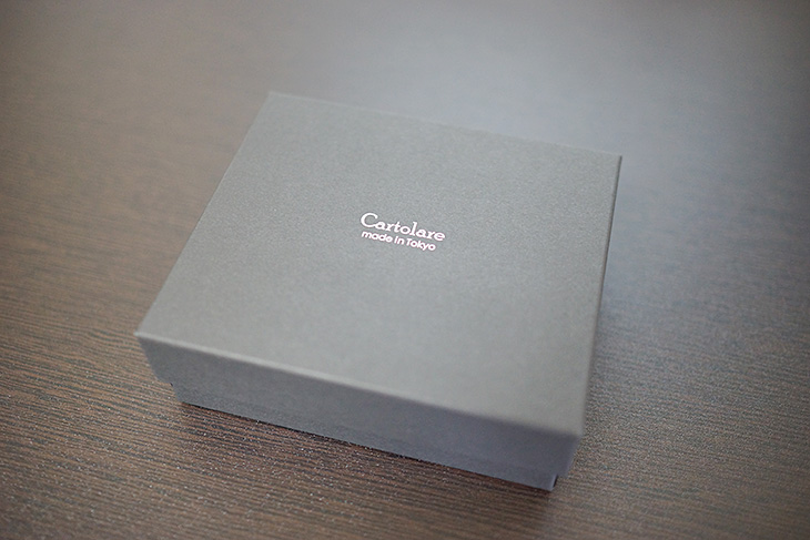 Cartolare(カルトラーレ)のハンモックウォレットの箱