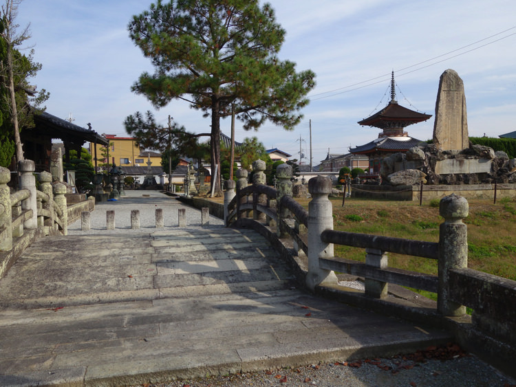 酒見寺と住吉神社を結ぶ橋
