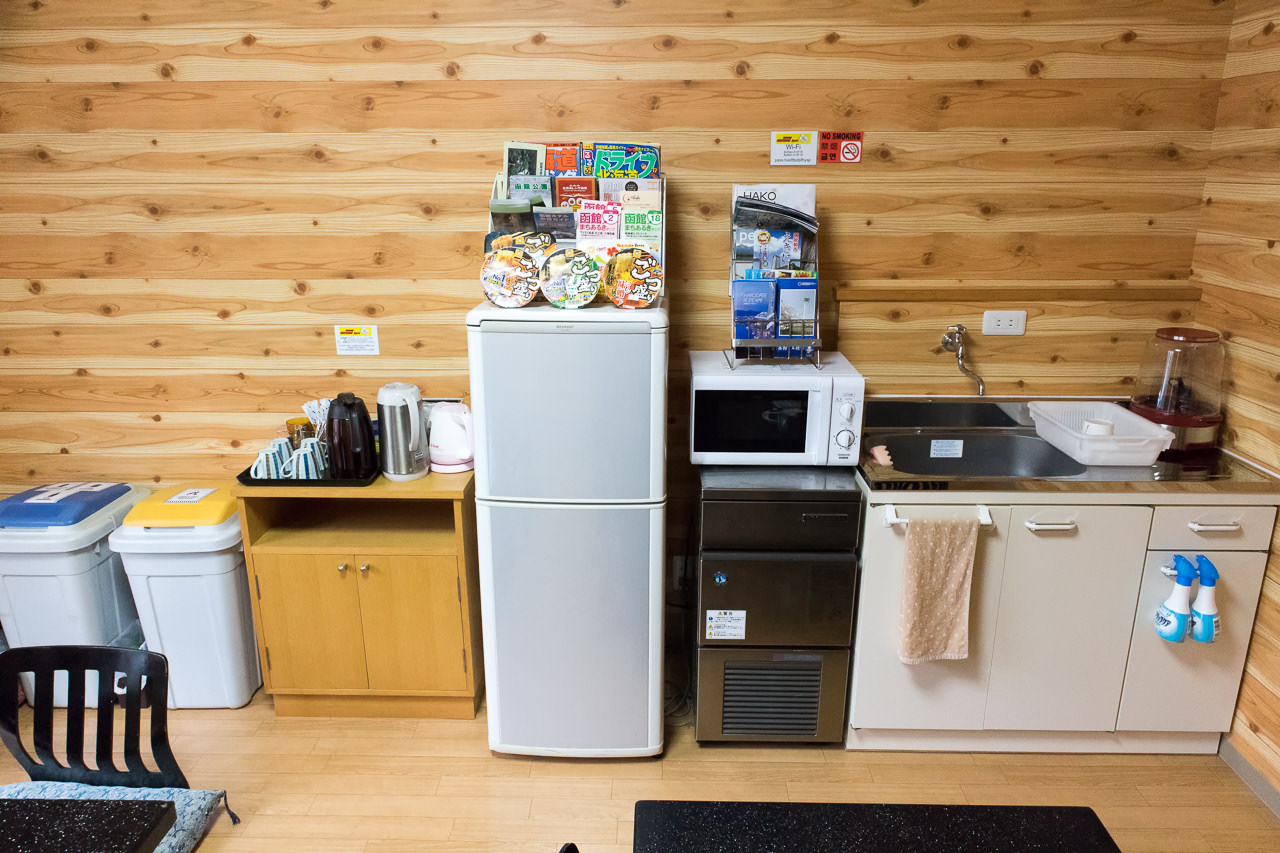 函館ゲストハウスAppleフリースペースの冷蔵庫等