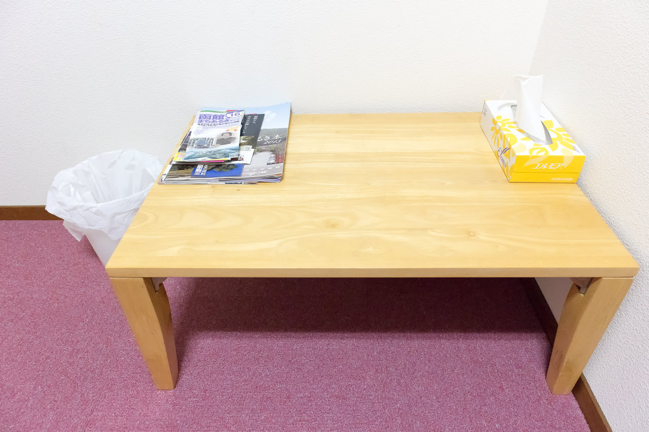 函館ペリーハウスの部屋のテーブル