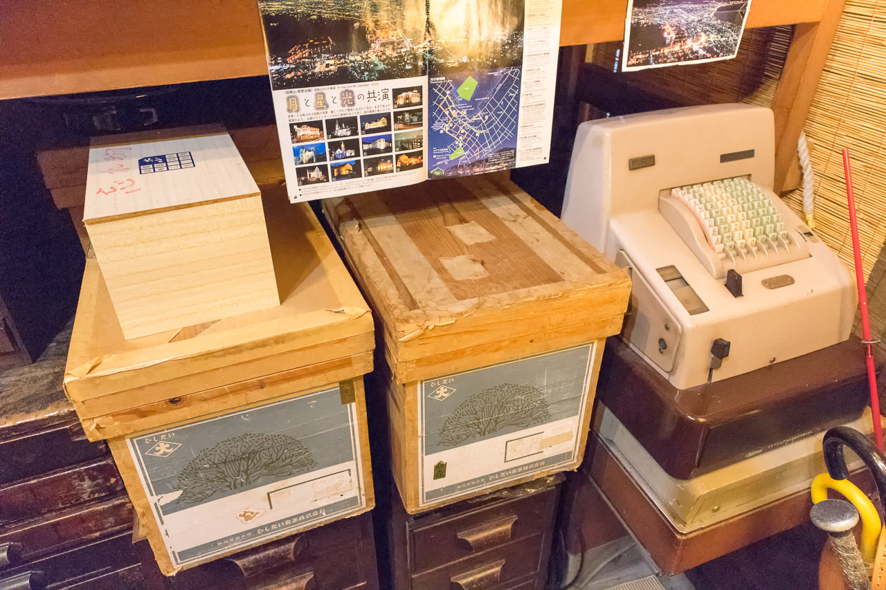 函館ゲストハウスの木箱とレジ