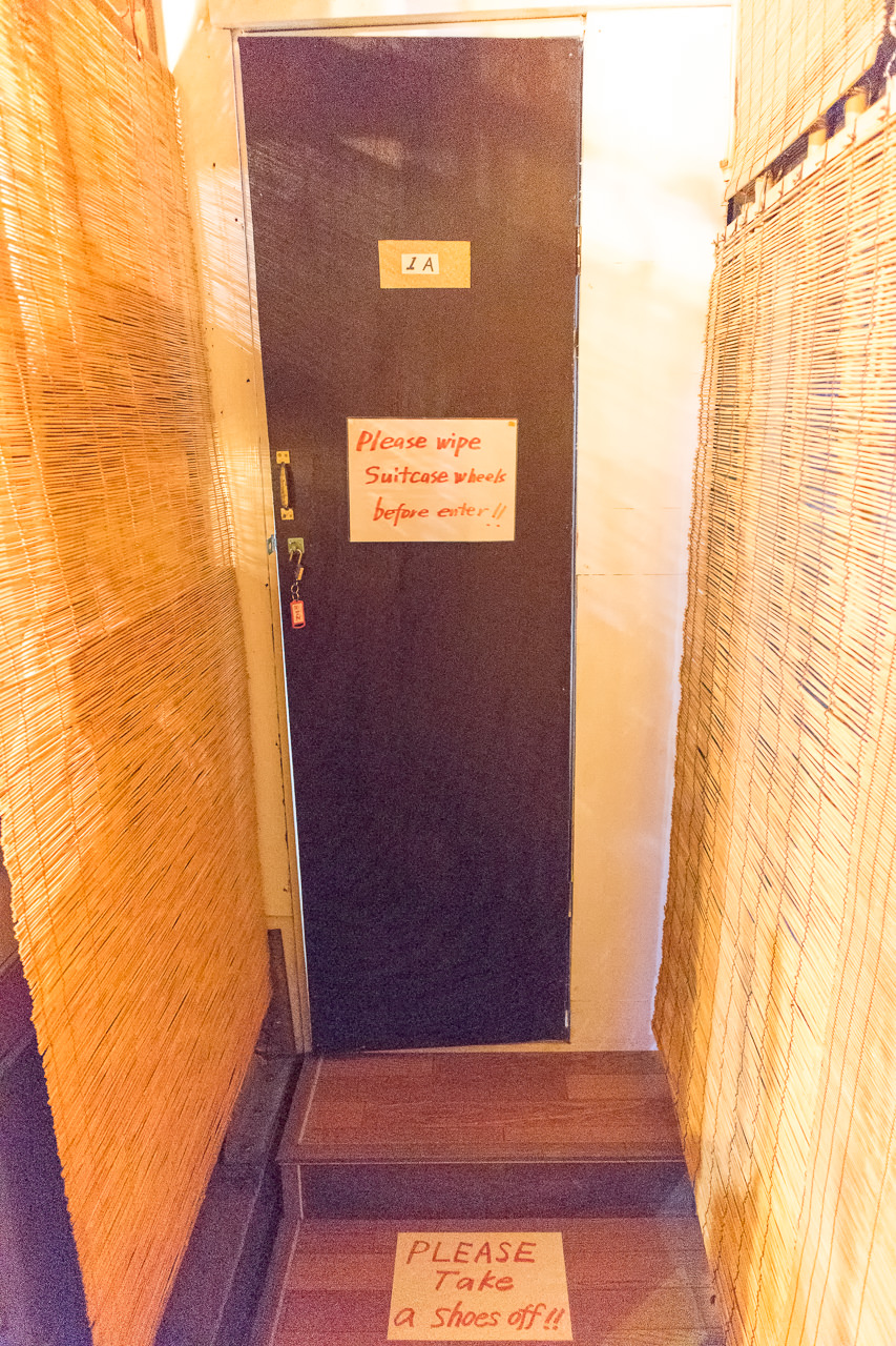 函館ゲストハウス個室1Aのドア
