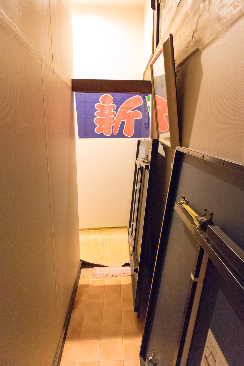函館ゲストハウスのれんがある廊下