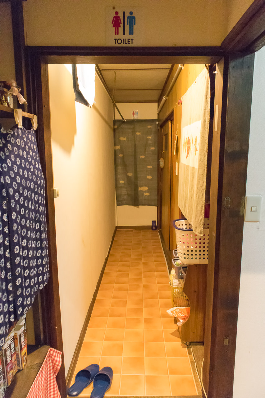 函館ゲストハウスのトイレ入口