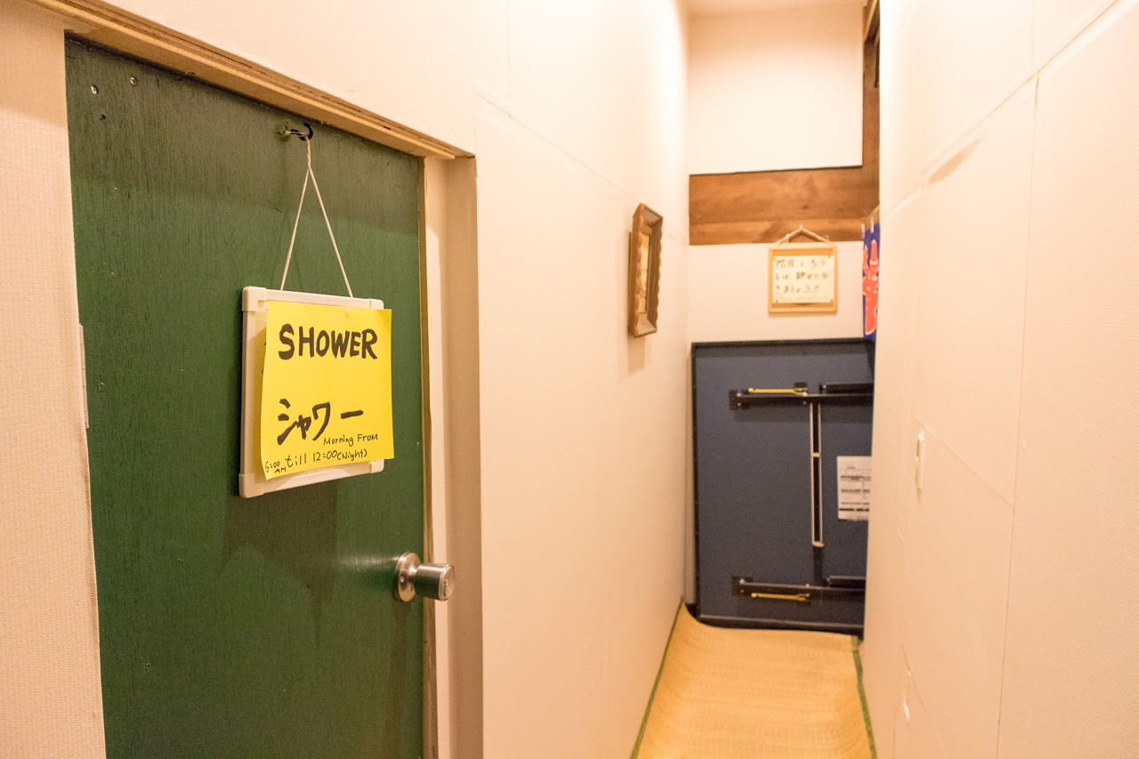 函館ゲストハウスのシャワールーム入口
