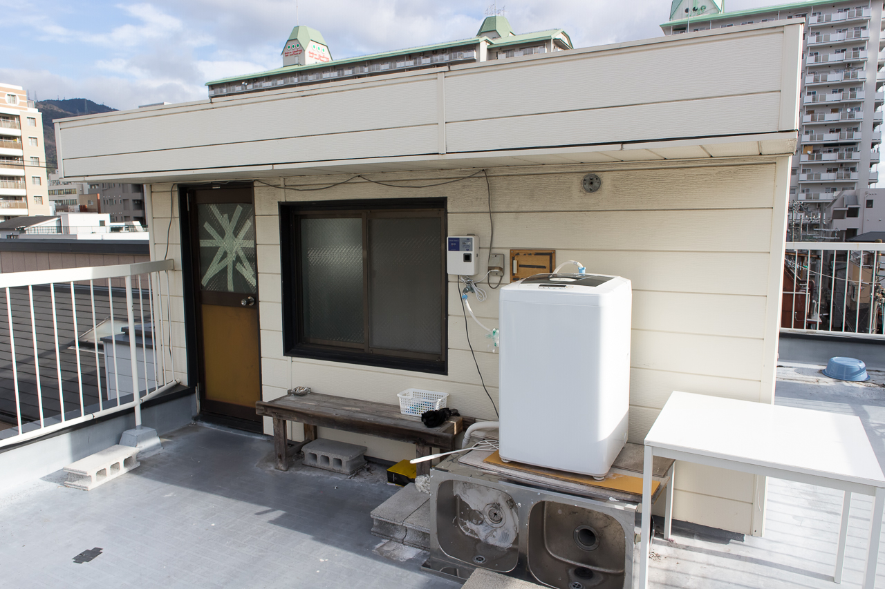 神戸三宮R2ホステル・屋上と洗濯機
