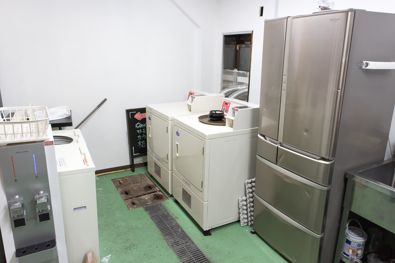 Tokyo-House-Inn・1階キッチン奥の洗濯機
