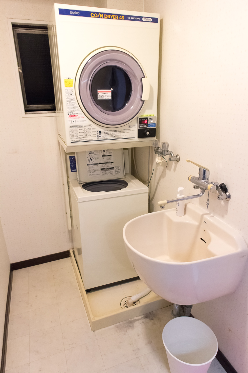 Tokyo-House-Inn・浴室の洗濯機と乾燥機