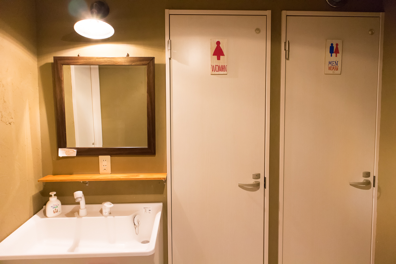 ソーシャルホステル365・トイレと洗面所