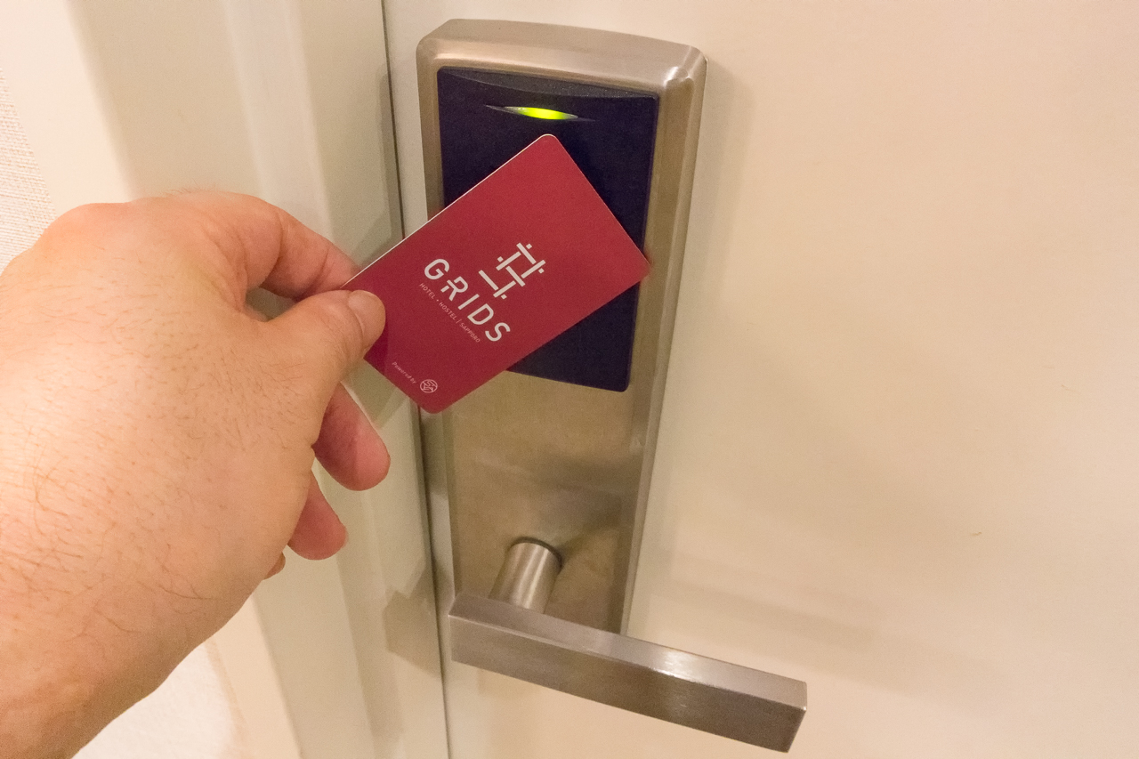 グリッズ 札幌 ホテル＆ホステル・ドミトリールーム入口のカードリーダーにカードをかざす
