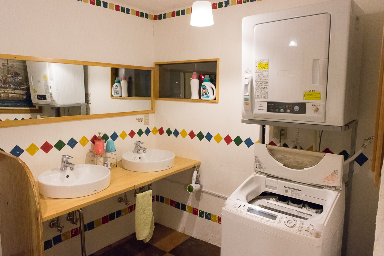 札幌ゲストハウスwaya(ワヤ)洗面所と洗濯機