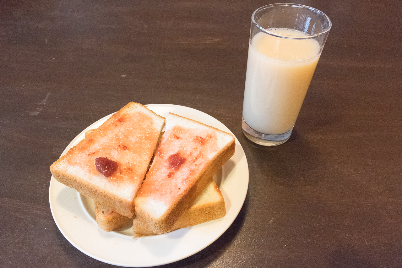 札幌ゲストハウスwaya(ワヤ)朝食のパンとカツゲン