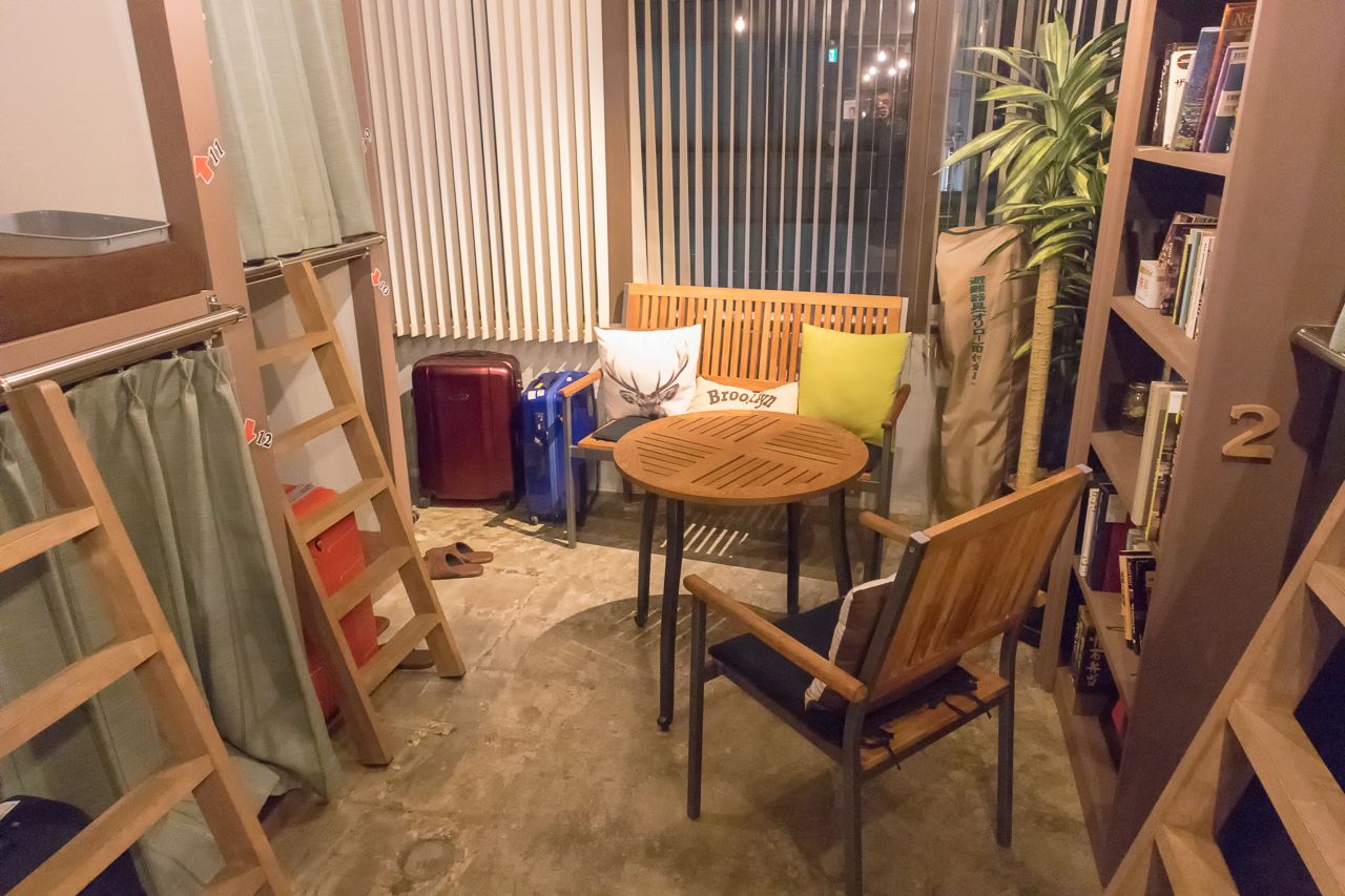Book Tea Bed GINZA(銀座店)窓側のカフェスペース