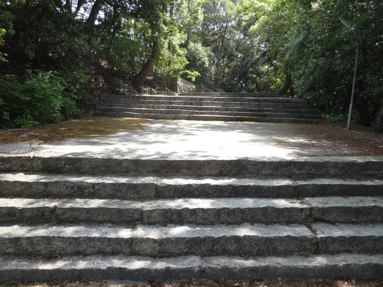 直島の八幡神社 もう少し階段が続きます