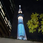 夜の東京スカイツリーを間近で見た写真