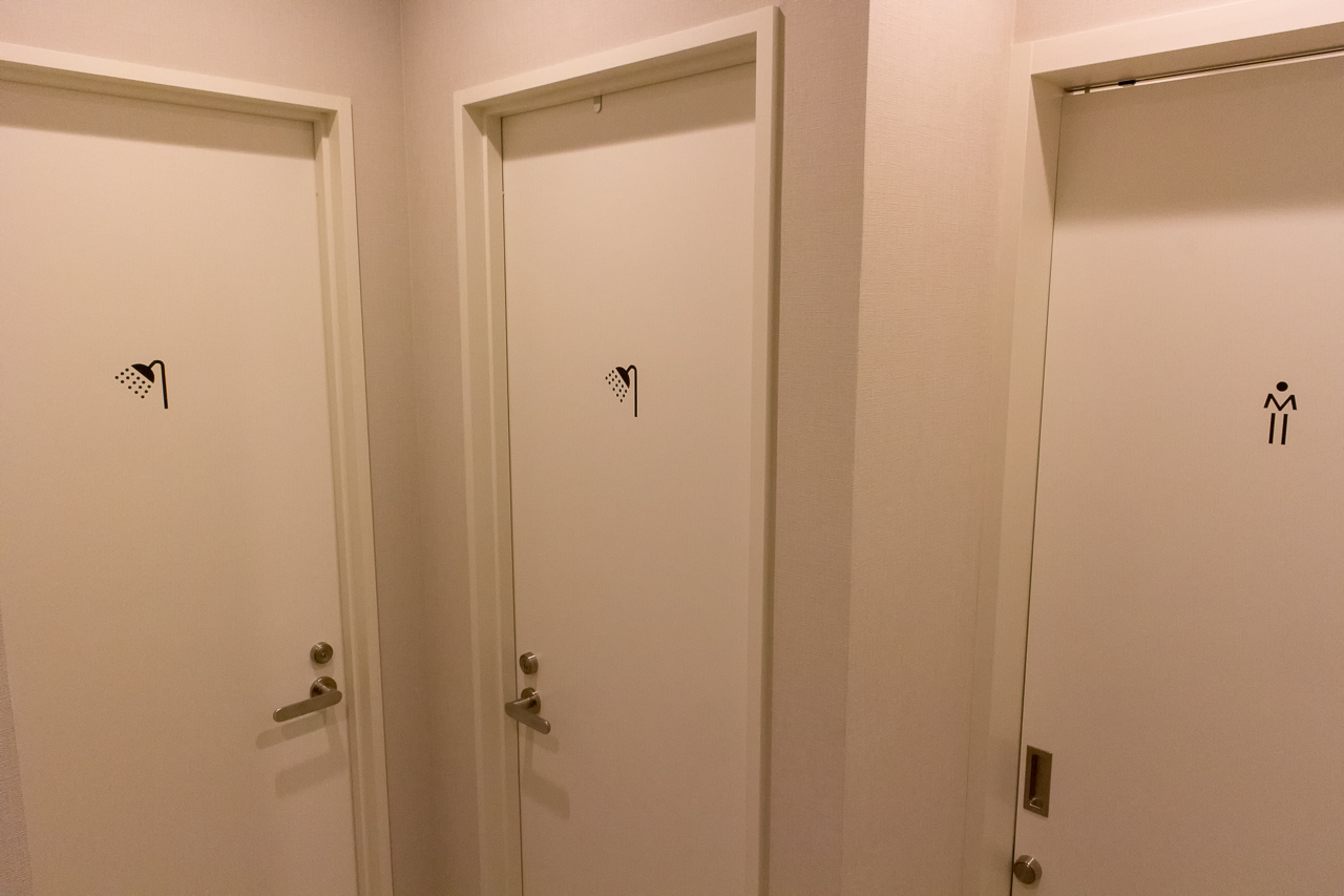 グリッズ 札幌 ホテル＆ホステル・トイレとシャワールーム入口
